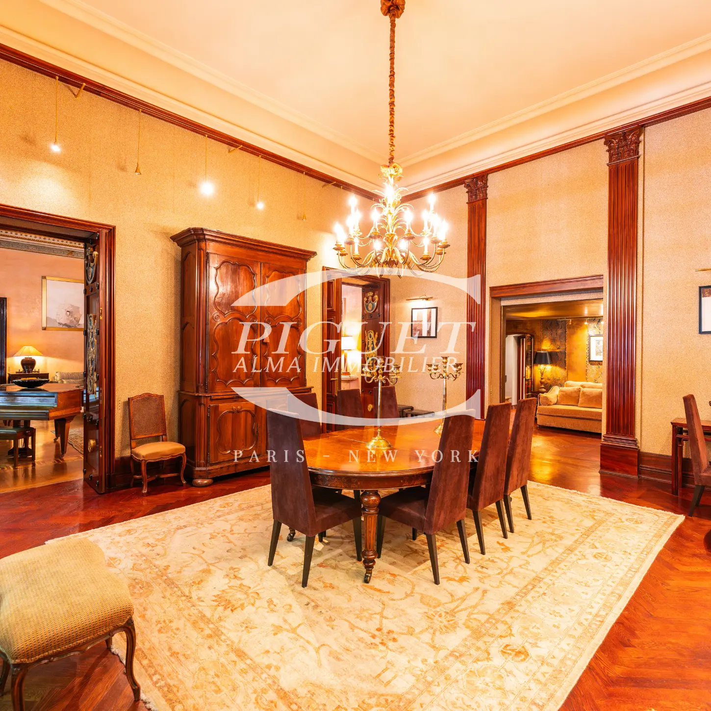 Salle à manger dorée